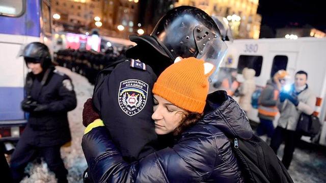 Чтобы никогда не забыть: 60 самых впечатляющих кадров Евромайдана в Киеве. ФОТОрепортаж Чтобы никогда не забыть: 60 самых впечатляющих кадров Евромайдана в Киеве. ФОТОрепортаж