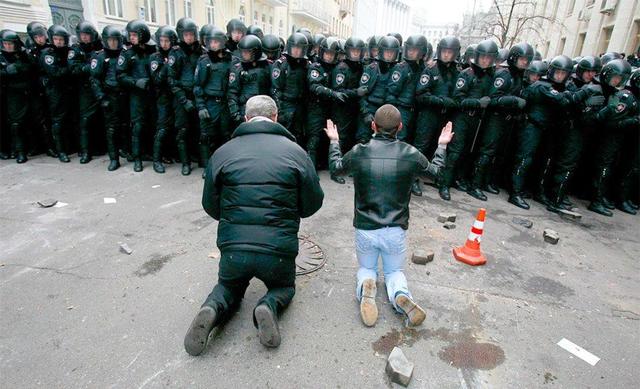Чтобы никогда не забыть: 60 самых впечатляющих кадров Евромайдана в Киеве. ФОТОрепортаж Чтобы никогда не забыть: 60 самых впечатляющих кадров Евромайдана в Киеве. ФОТОрепортаж
