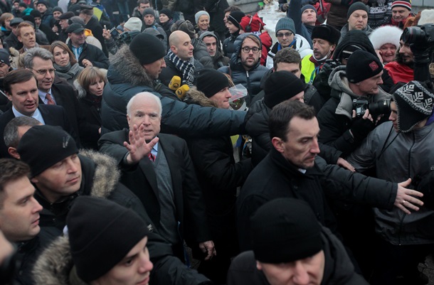 На Майдан посмотреть и себя показать. Фотоподборка западных политиков на митингах в Киеве На Майдан посмотреть и себя показать. Фотоподборка западных политиков на митингах в Киеве