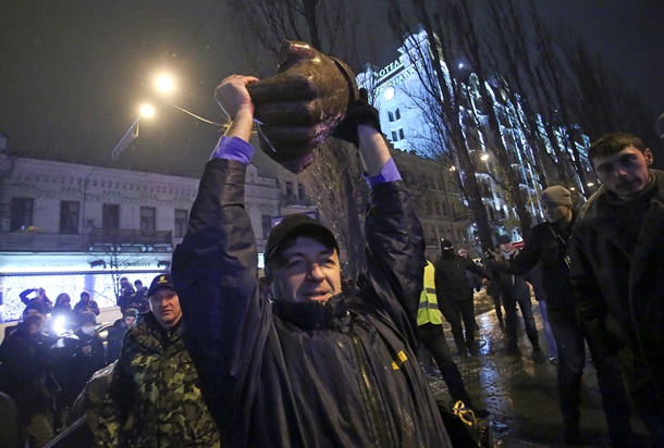 Как сносили памятник Ленину в Киеве