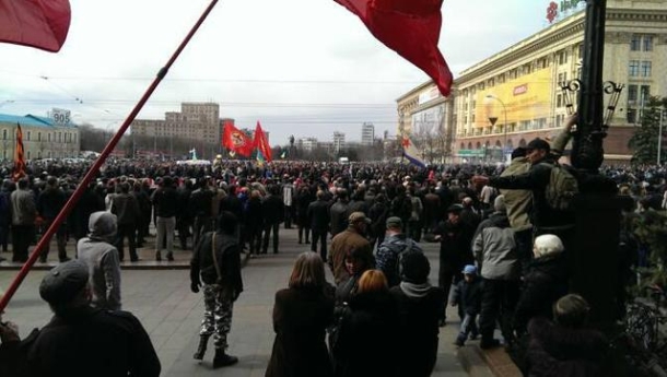 В Харькове пророссийские активисты с палками и бутылками набросились на проукраинских. В Харькове пророссийские активисты с палками и бутылками набросились на проукраинских.