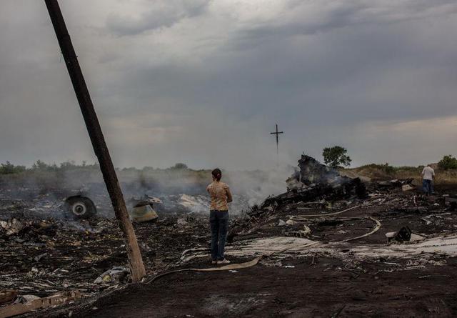Последствия расстрела российскими боевиками малайзийского Боинга. ФОТОрепортаж Последствия расстрела российскими боевиками малайзийского Боинга. ФОТОрепортаж