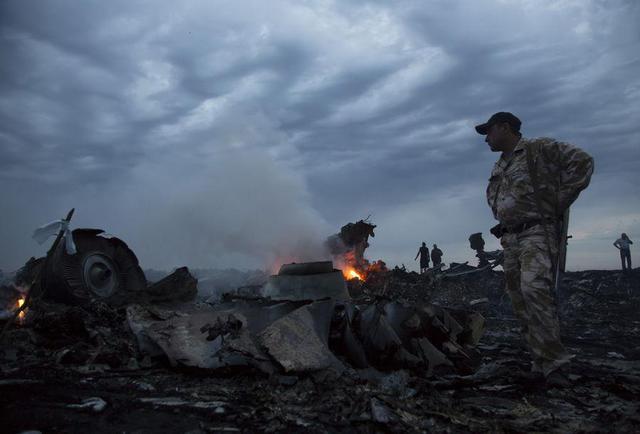 Последствия расстрела российскими боевиками малайзийского Боинга. ФОТОрепортаж