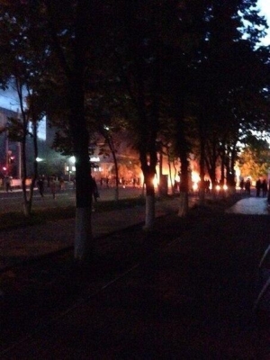 В центре Мариуполя горят шины: у воинской части слышны выстрелы, в аэропорту садятся вертолеты. ФОТОрепортаж