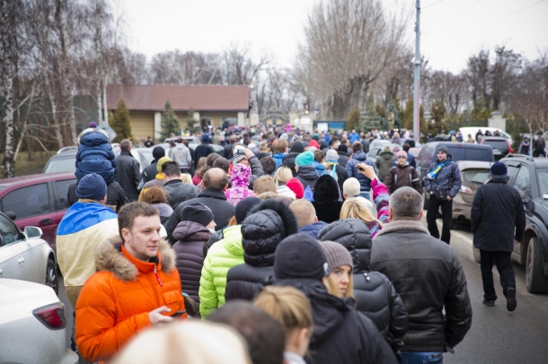 На дороге к Межигорью образовалась километровая пробка. Люди бросают транспорт и идут в резиденцию пешком