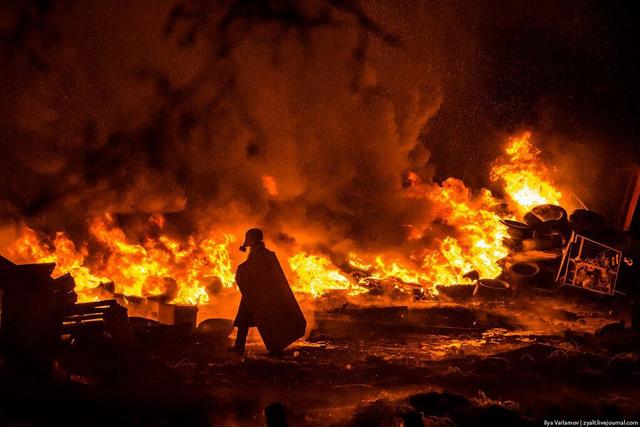 На Майдане остались ночевать около 100 тысяч активистов: стрельба, взрывы, новые баррикады и катапульта-2. На Майдане остались ночевать около 100 тысяч активистов: стрельба, взрывы, новые баррикады и катапульта-2.
