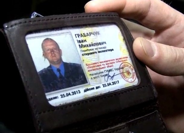 Активисты Евромайдана задержали двух пьяных милиционеров Активисты Евромайдана задержали двух пьяных милиционеров