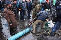 Активисты Евромайдана соорудили воздушную пушку. ФОТОрепортаж