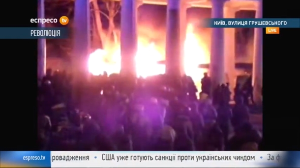 Милиция попыталась разогнать демонстрантов водометом: Скорая забрала с десяток раненых. Милиция попыталась разогнать демонстрантов водометом: Скорая забрала с десяток раненых.