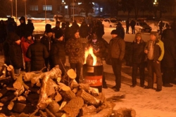 Ровно: активисты штурмуют ОГА и возводят баррикады. ФОТОрепортаж+ВИДЕО