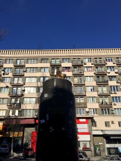 Вместо памятнику Ленину поставили Золотой Уитаз
