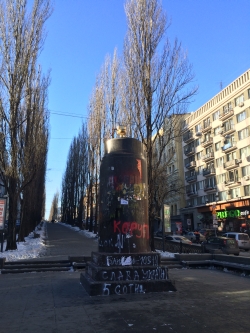 Вместо памятнику Ленину поставили Золотой Уитаз