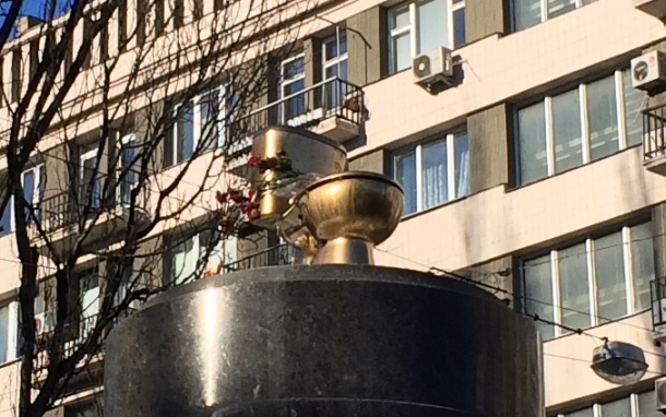 Вместо памятнику Ленину (на бул.Тараса Шевченко) поставили Золотой Уитаз