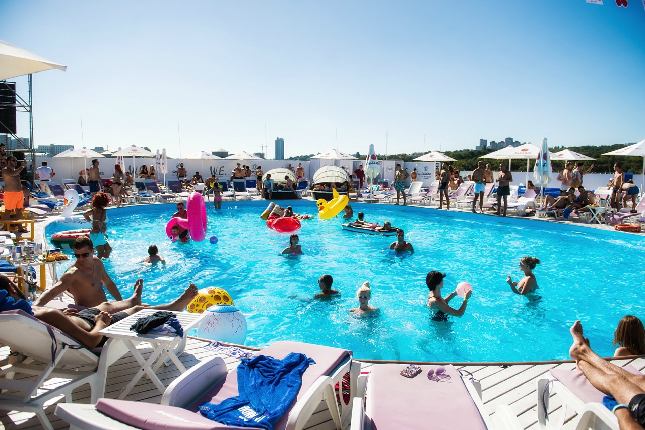 City Beach Club - Пляжи с бассейном в Киеве City Beach Club - Лучшие пляжи с бассейном в Киеве: куда поехать и сколько стоит