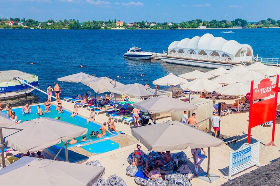 Днепровская ривьера - Лучшие пляжи с бассейном в Киеве: куда поехать и сколько стоит