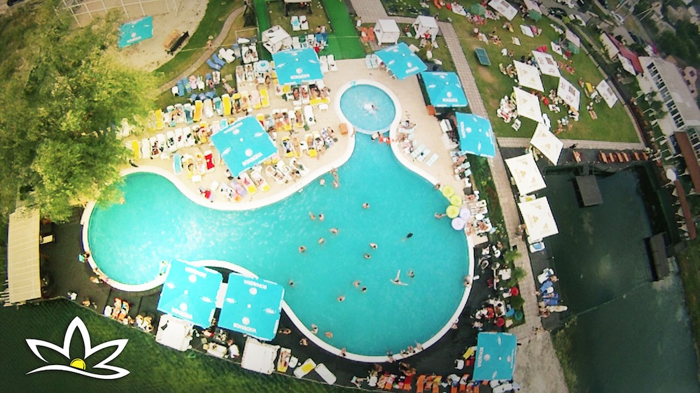 Biruza Beach Club - Пляжи с бассейном в Киеве Biruza Beach Club - Лучшие пляжи с бассейном в Киеве: куда поехать и сколько стоит